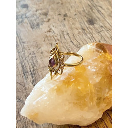 amethyst-finger-ring-hand-jewellery-golden-brass-jewellery-design-moskitoo-india-kult