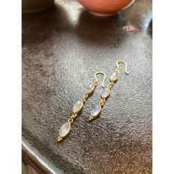 rainbow-moonstone-earrings-hanging-golden-brass-ear-jewellery-boho-elegant-gypsy-moskitoo-india-kult
