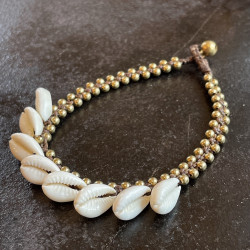 Whether on the beach or in the office, our ankle jewelry - Moskitoo.ch